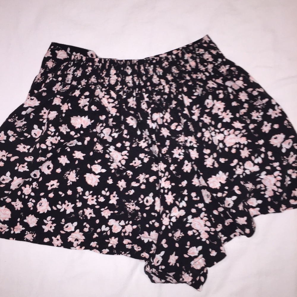 COTTON ON ROSE SHORTS - Picture 2 of 3